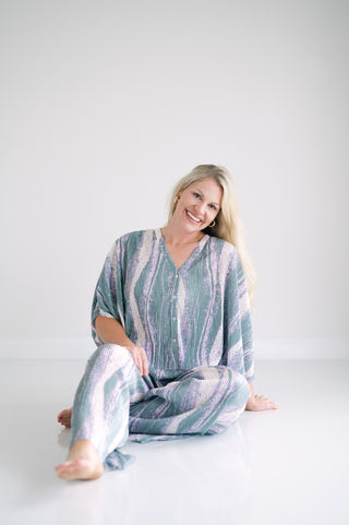Textured v-neck button up 3/4 sleeve top