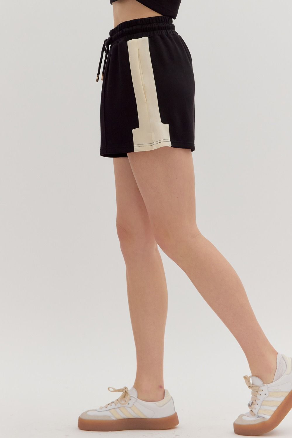 Solid contrast accent pintuck pull-on shorts.