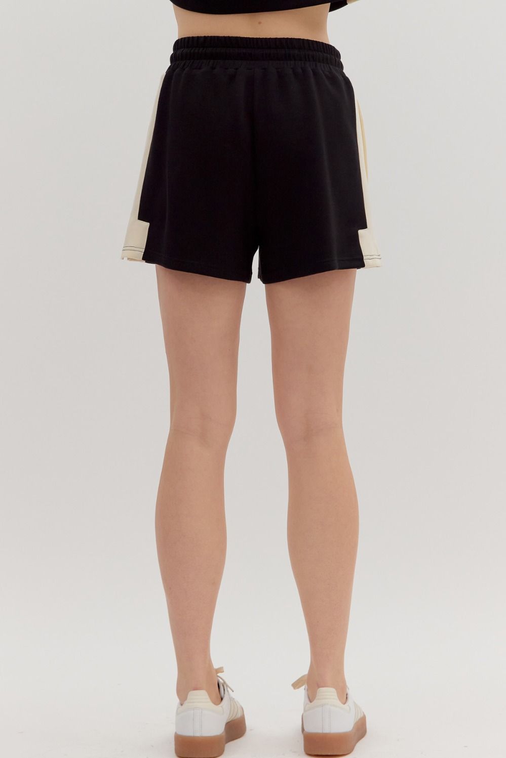 Solid contrast accent pintuck pull-on shorts.