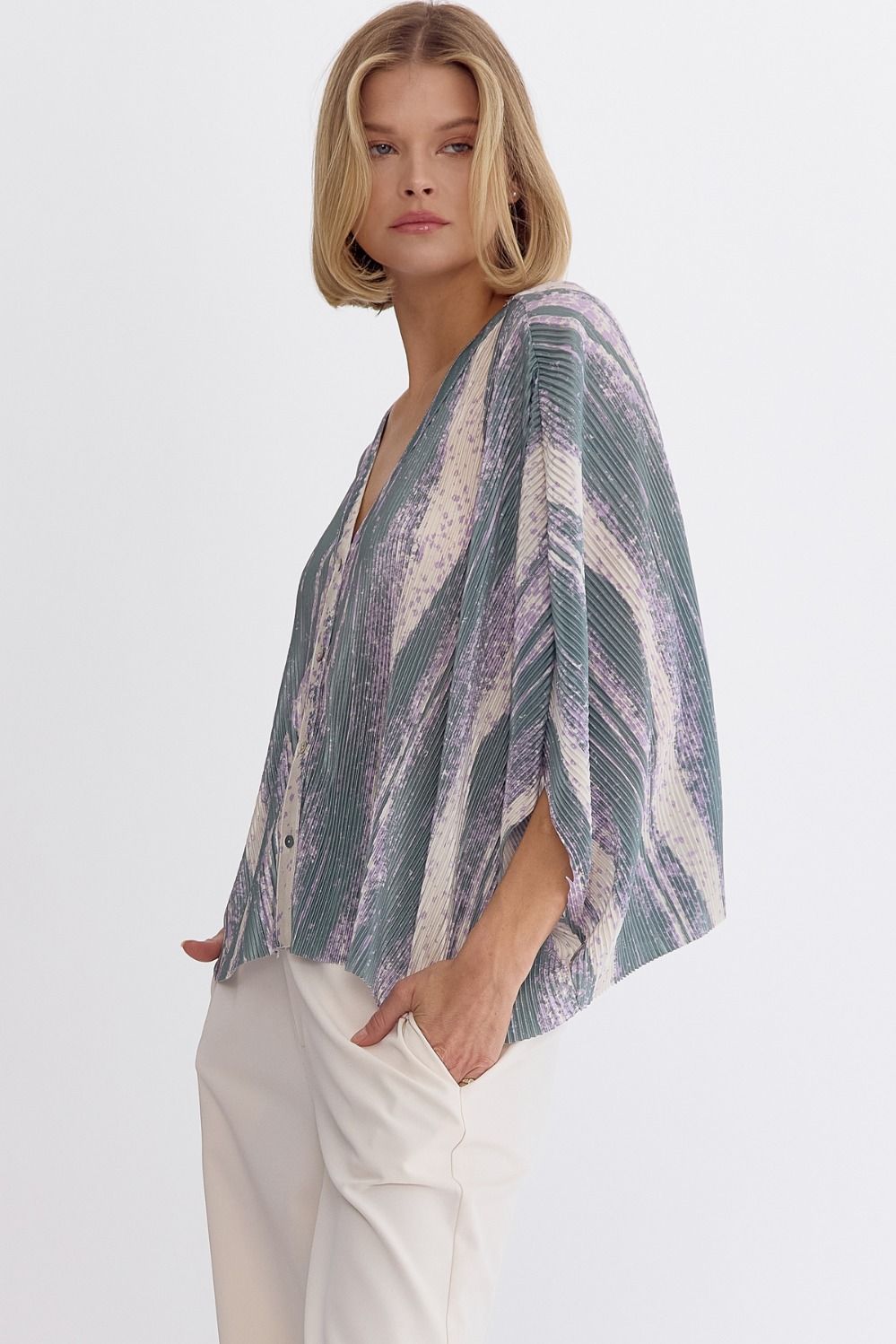 Textured v-neck button up 3/4 sleeve top