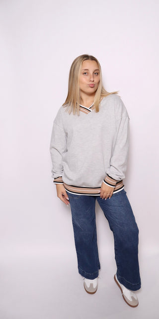 Weekend Spirit V-Neck Pullover