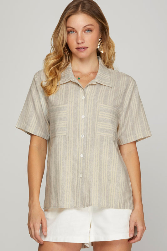 SHORT SLEEVE WOVEN STRIPED COLLARED BUTTON DOWN TOP WITH FRONT POCKET