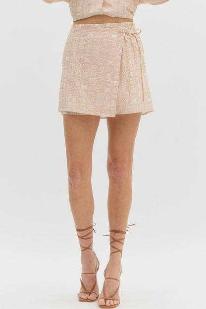 Multiprint pull on skort featuring self tie closure.