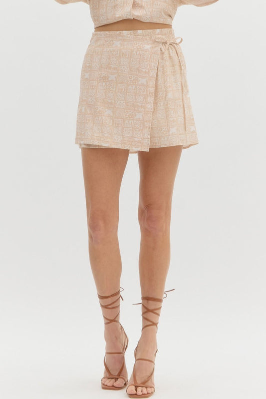 Multiprint pull on skort featuring self tie closure.