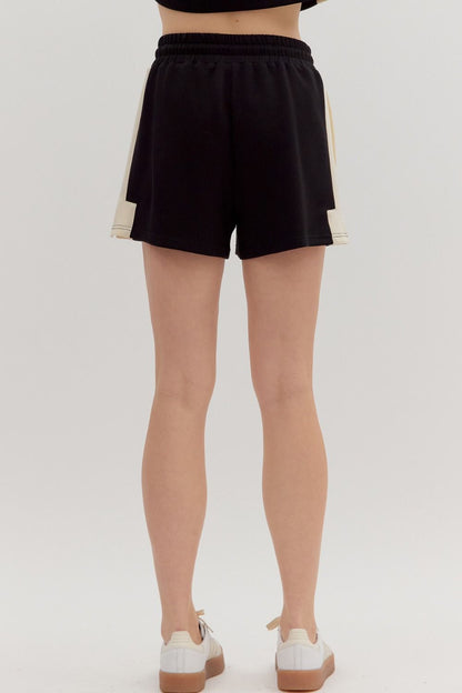 Solid contrast accent pintuck pull-on shorts.